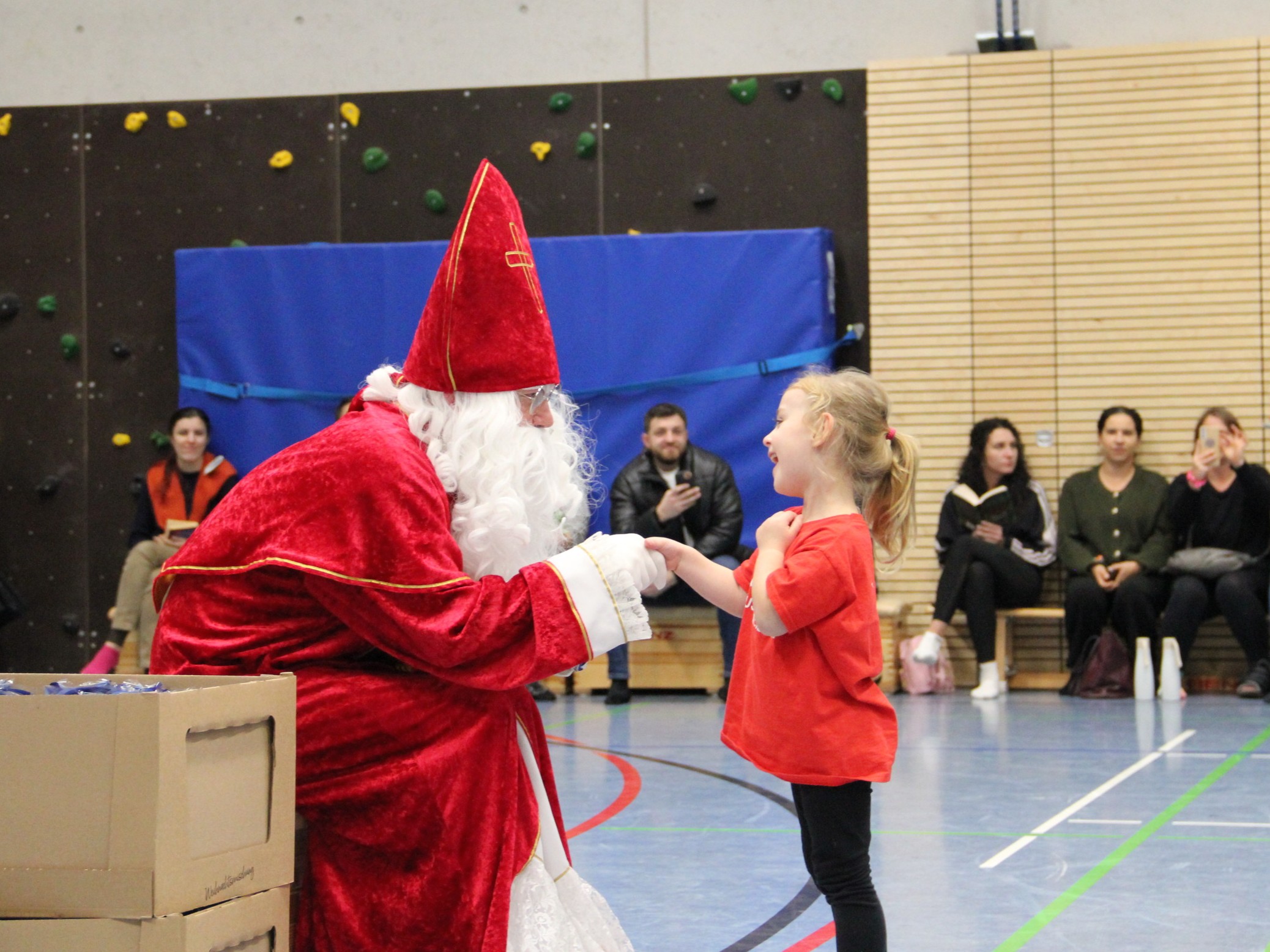 Nikolaus zu Besuch in unserer Sporthalle